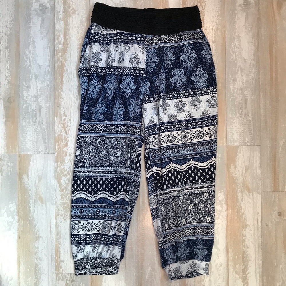 Blue patterned Capri pants, size M